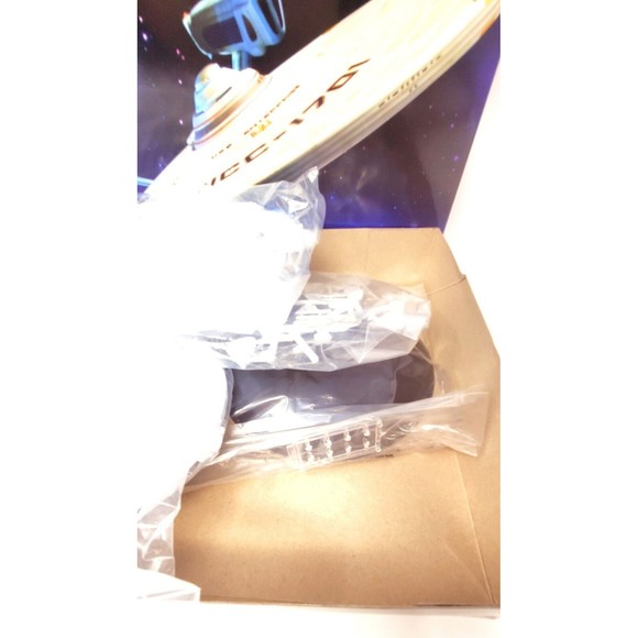 New AMT Star Trek U.S.S. Enterprise NCC-1701 with Shuttle Craft 2018 #AMT1080/06 - Picture 13 of 14